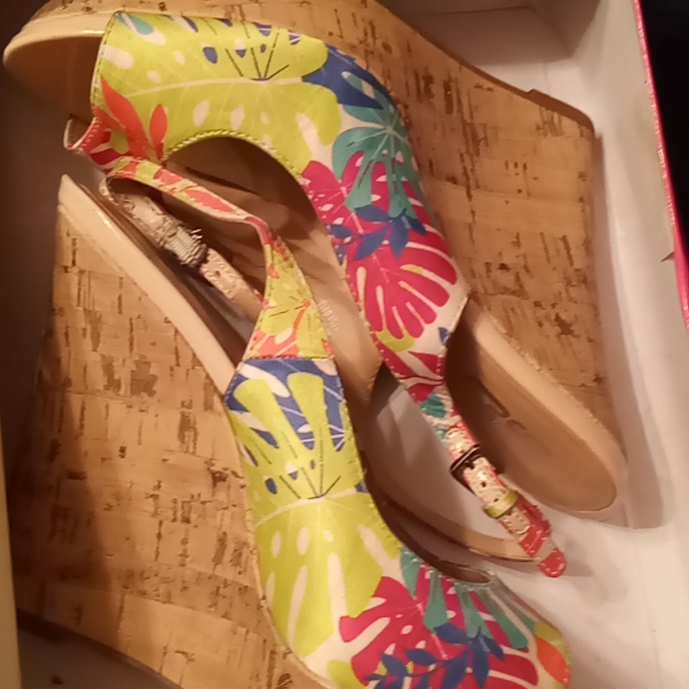 9 and co.flowered wedge heels